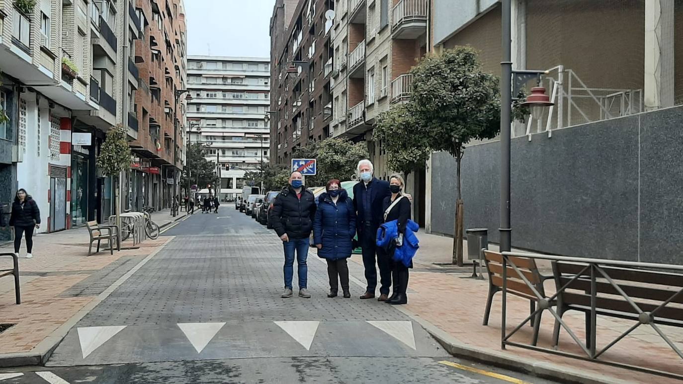 Concluyen las obras de mejora de los itinerarios peatonales y el entorno escolar de la calle Múgica