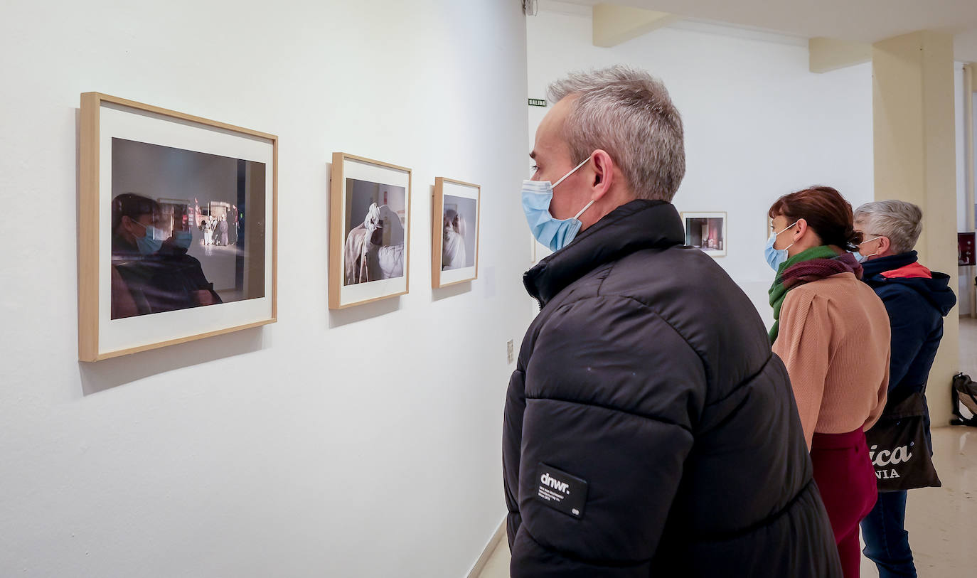 La exposición 'Teresa Rodríguez. Solo fotografías' recoge un centenar de imágenes captadas por la creadora logroñesa a lo largo de su vida y puede visitarse en la Sala de Exposiciones del Ayuntamiento de Logroño hasta el 24 de abril.