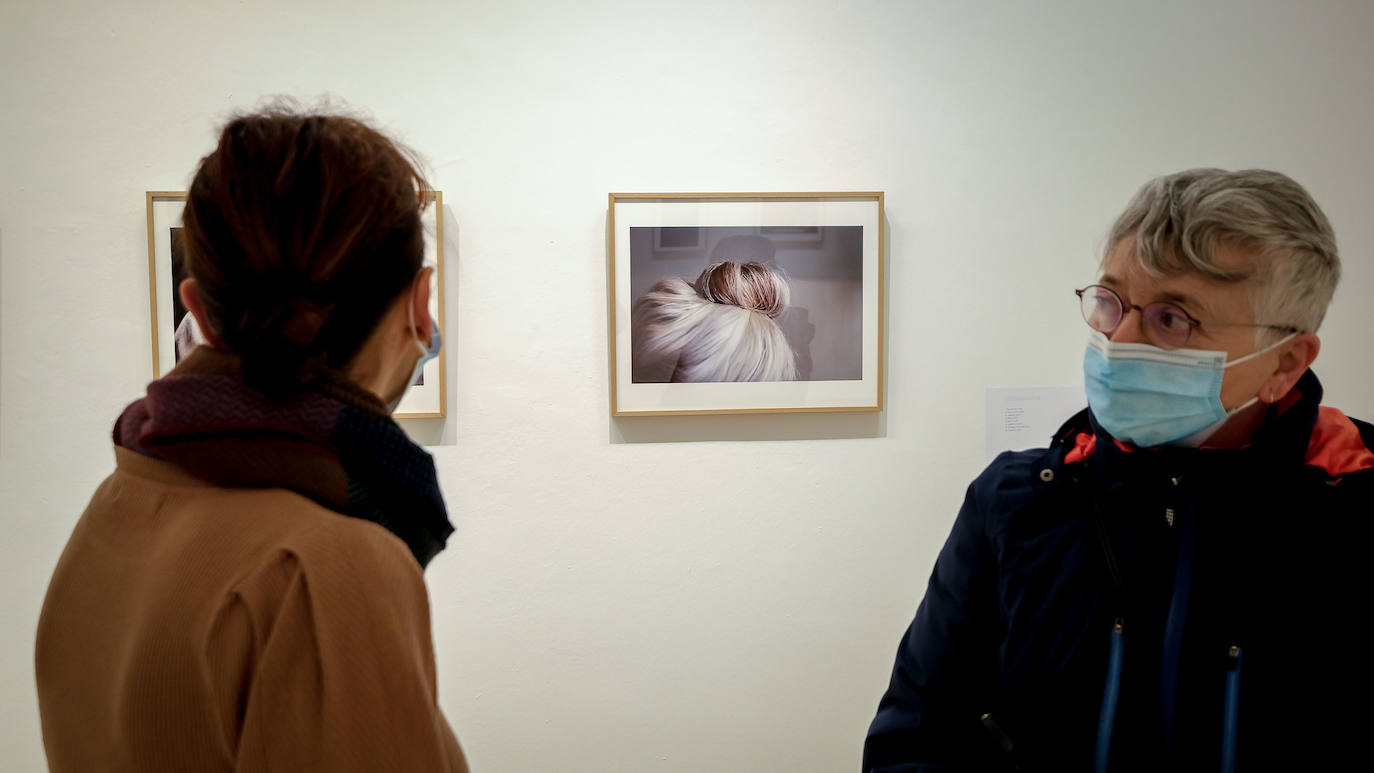 La exposición 'Teresa Rodríguez. Solo fotografías' recoge un centenar de imágenes captadas por la creadora logroñesa a lo largo de su vida y puede visitarse en la Sala de Exposiciones del Ayuntamiento de Logroño hasta el 24 de abril.