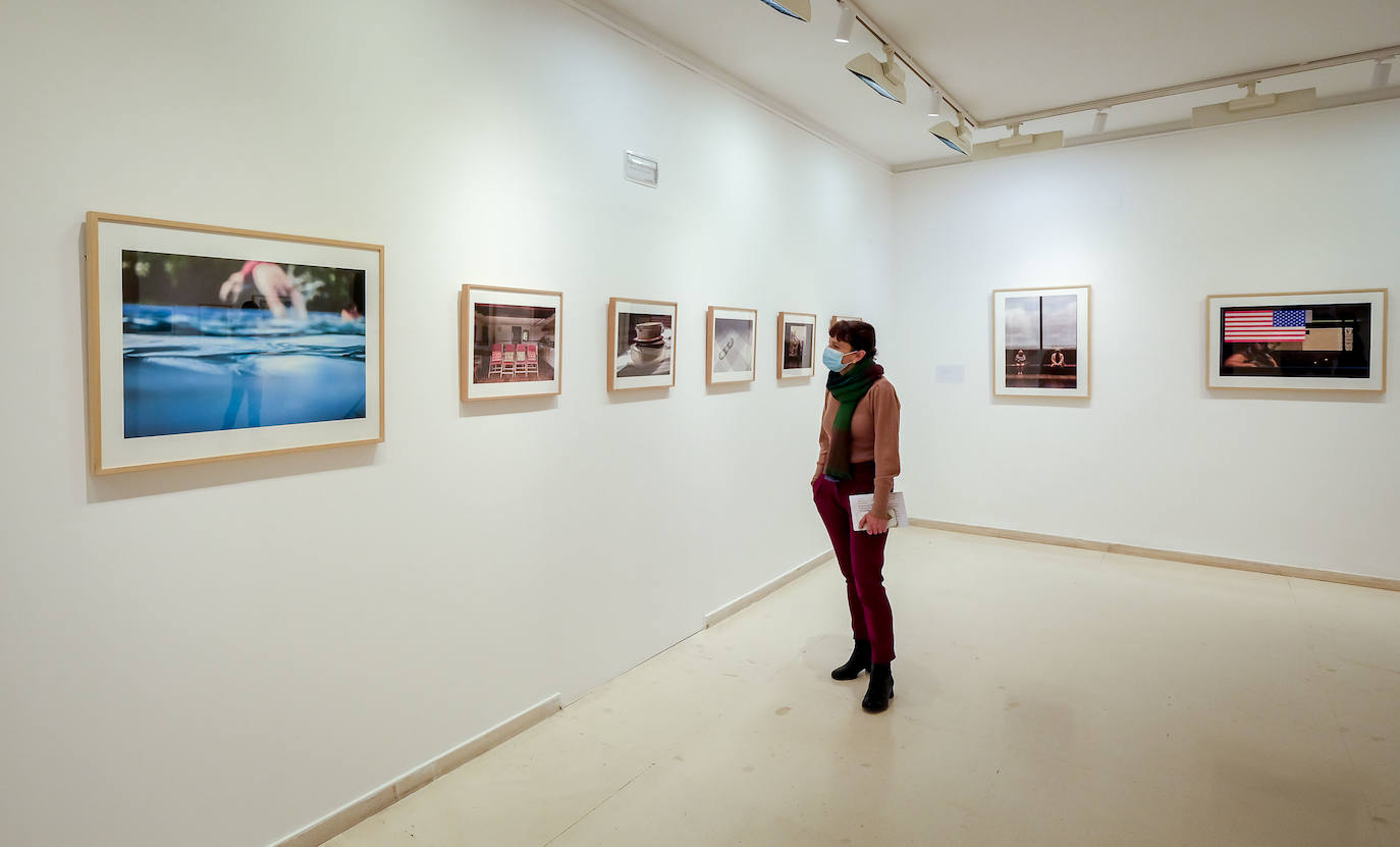 La exposición 'Teresa Rodríguez. Solo fotografías' recoge un centenar de imágenes captadas por la creadora logroñesa a lo largo de su vida y puede visitarse en la Sala de Exposiciones del Ayuntamiento de Logroño hasta el 24 de abril.