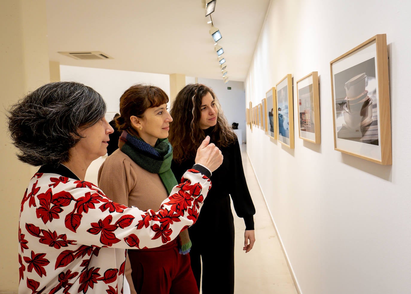 La exposición 'Teresa Rodríguez. Solo fotografías' recoge un centenar de imágenes captadas por la creadora logroñesa a lo largo de su vida y puede visitarse en la Sala de Exposiciones del Ayuntamiento de Logroño hasta el 24 de abril.