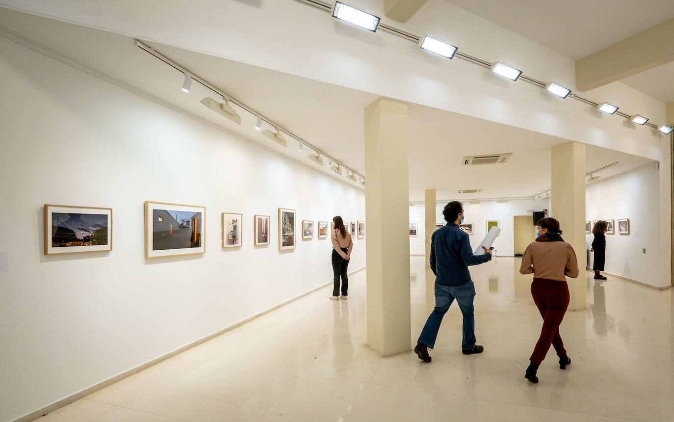 La exposición 'Teresa Rodríguez. Solo fotografías' recoge un centenar de imágenes captadas por la creadora logroñesa a lo largo de su vida y puede visitarse en la Sala de Exposiciones del Ayuntamiento de Logroño hasta el 24 de abril.