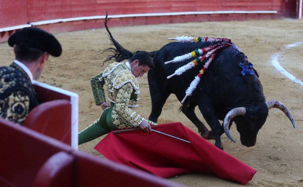 Diego Urdiales, en una corrida de Fallas 2019 ante un toro de Jandilla. 