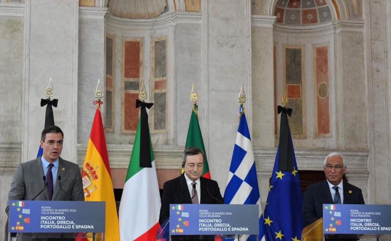 El presidente del Gobierno español, Pedro Sánchez, el presidente del Gobierno de Italia, Mario Draghi, y el presidente del Gobierno portugués, Marcelo Rebelo de Sousa.