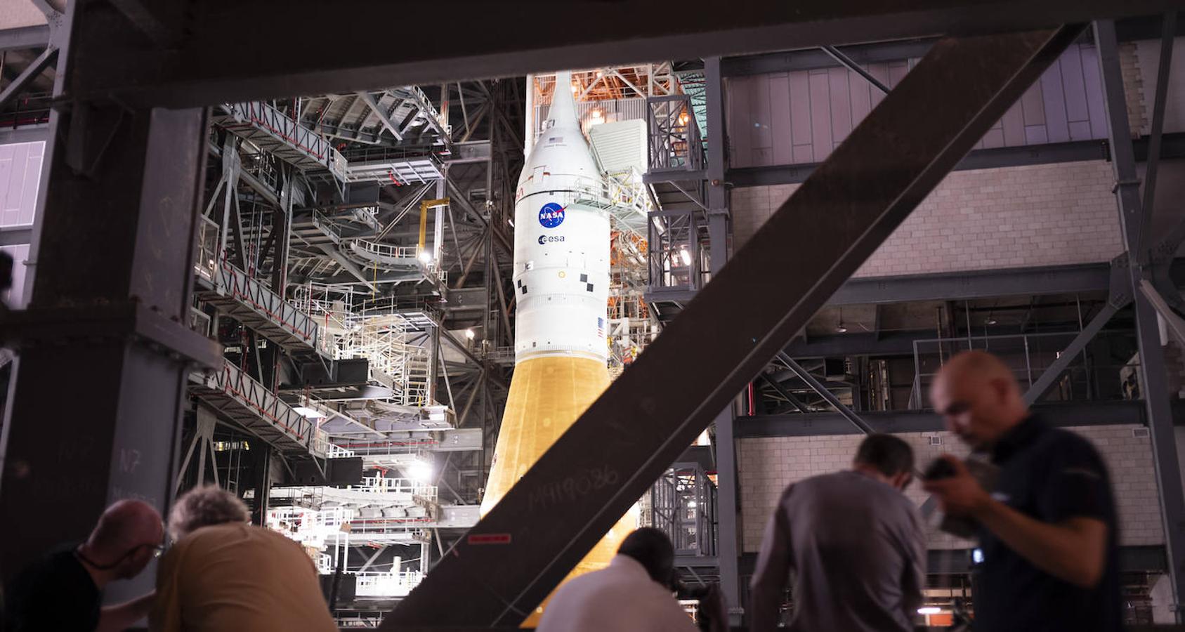 El cohete, con la nave Orión en lo alto, en la bahía 3 del edificio de ensamblaje de vehículos del Centro Espacial Kennedy. 