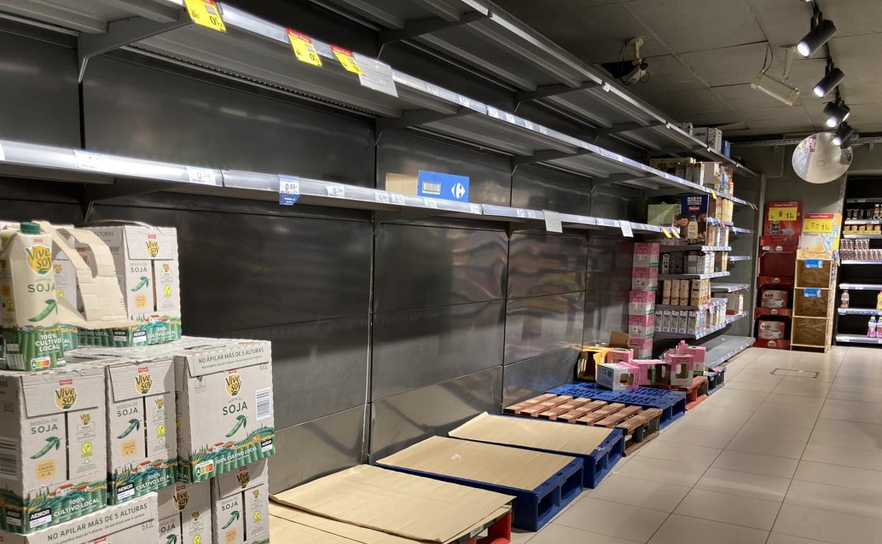 Aspecto que presentaba ayer la sección de venta de leche en un supermecado de Logroño que nota ya el desabestecimiento. 