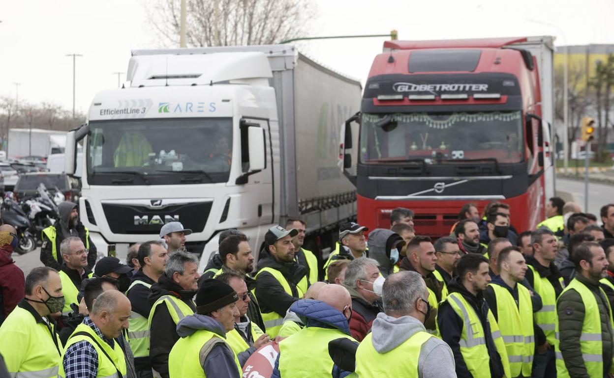 Un centenar de camioneros ha protagonizado este viernes una marcha lenta de cabezas tractoras.