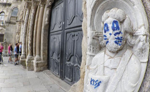 La fachada de las Platerías de la Catedral de Santiago apareció con pintadas en 2018.