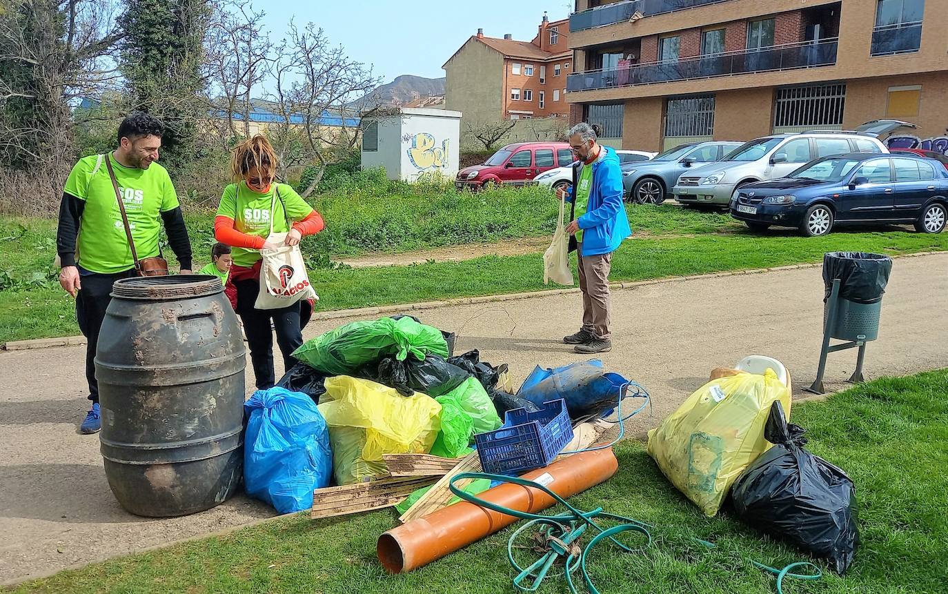 Fotos: Comando Basuraleza y Palacios promueven una recogida de residuos