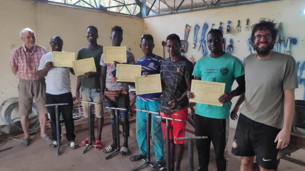 Jaime Aguirre, a la derecha de la imagen, con un grupo de formados durante el curso en Senegal. 