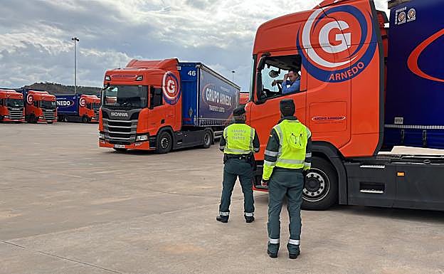 Imagen principal - La Guardia Civil escolta desde La Rioja 33 vehículos articulados «para garantizar el abastecimiento»