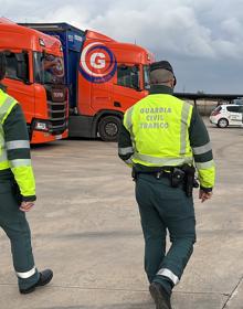 Imagen secundaria 2 - La Guardia Civil escolta desde La Rioja 33 vehículos articulados «para garantizar el abastecimiento»