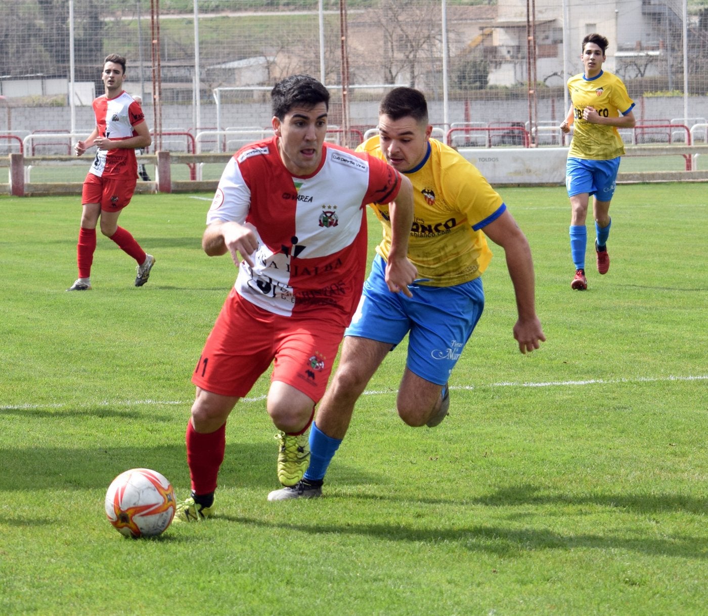 Astudillo conduce el balón ante la presión de uno de los jugadores del Rapid. 