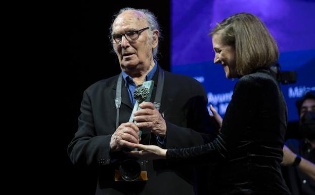 Carlos Saura recibe la Biznaga de Honor en Málaga de manos de la directora Carla Simón.