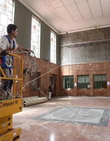 Imagen secundaria 2 - Desmontaje de los murales y las vidrieras en julio de 2010. 