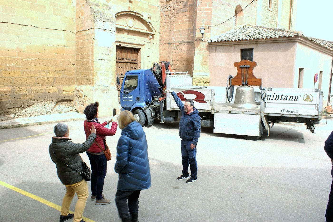 Los vecinos aprovecharon que la campana llegó por la mañana para poder verla de cerca una vez reparada y hacerse fotos con ella. 
