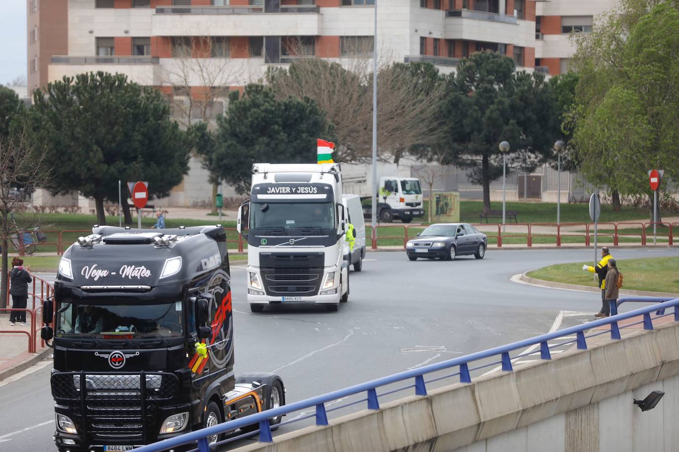 Fotos: Sesenta camiones participan en la marcha que recorre la circunvalación de Logroño