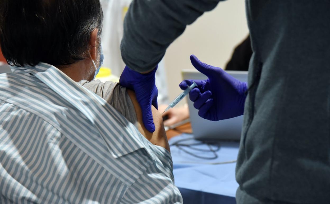 Una enfermera inocula una de las dosis de la vacuna frente al COVID-19 a un paciente, en una imagen de archivo en el hospital San Pedro. 
