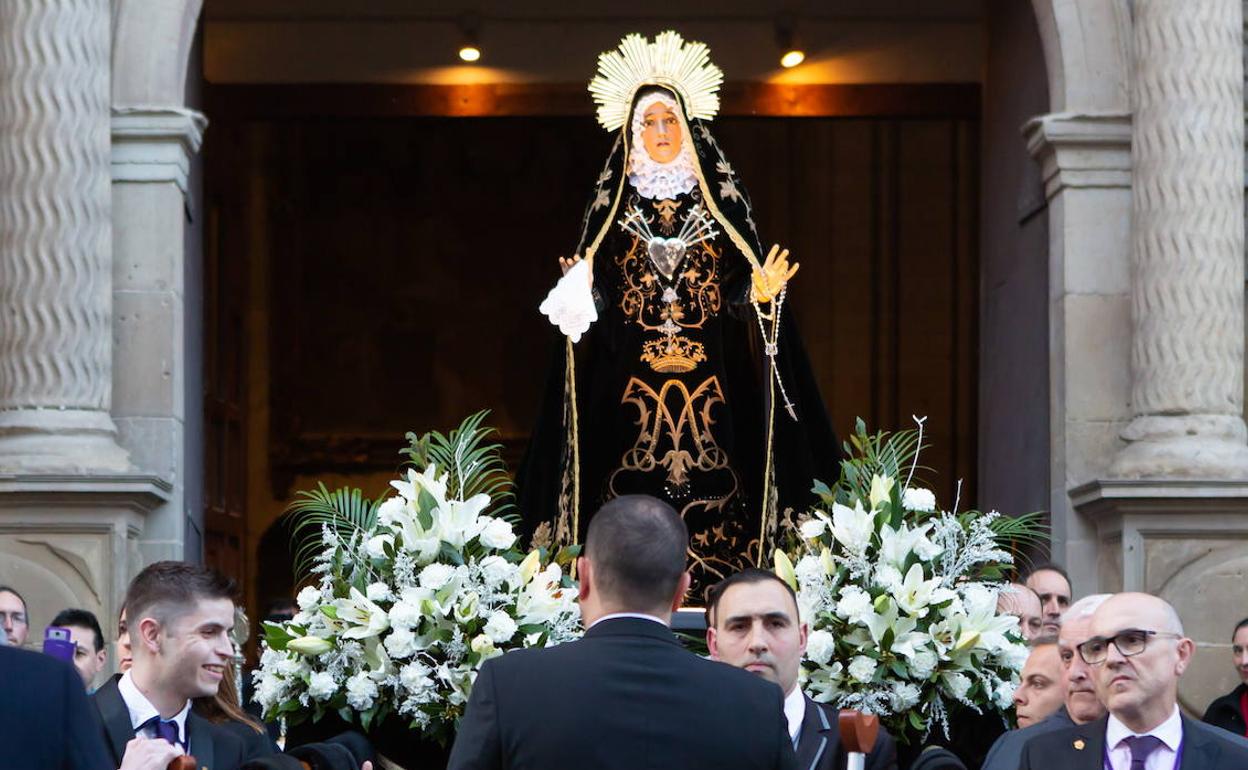 La Virgen de los Dolores sale de la iglesia de Santiago. 