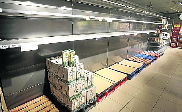 Lineal del supermercado dedicado a la leche, prácticamente vacío.