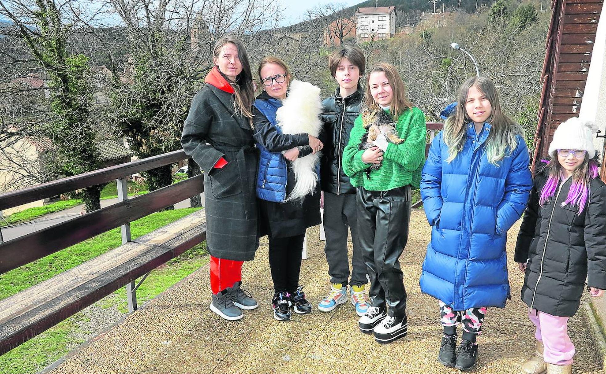 Las dos familias posan en El Rasillo de Cameros, a donde llegaron el pasado fin de semana tras recorrer 5.000 kilómetros con su coche. 