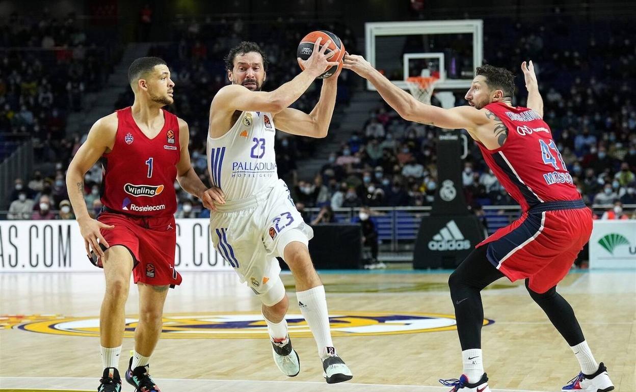 El madridista Sergio Llull sortea la defensa de Lundberg y Kurbanov, del CSKA, en un partido de la Euroliga. 