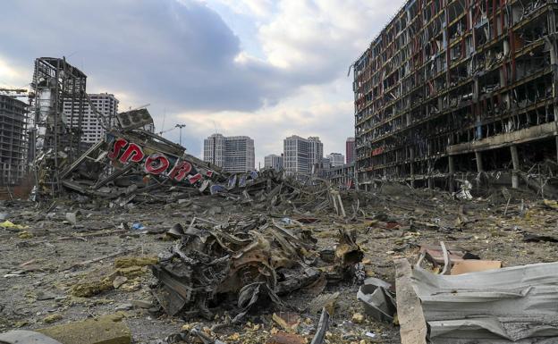 El ejército ruso bombardeó un centro comercial en Kiev. 