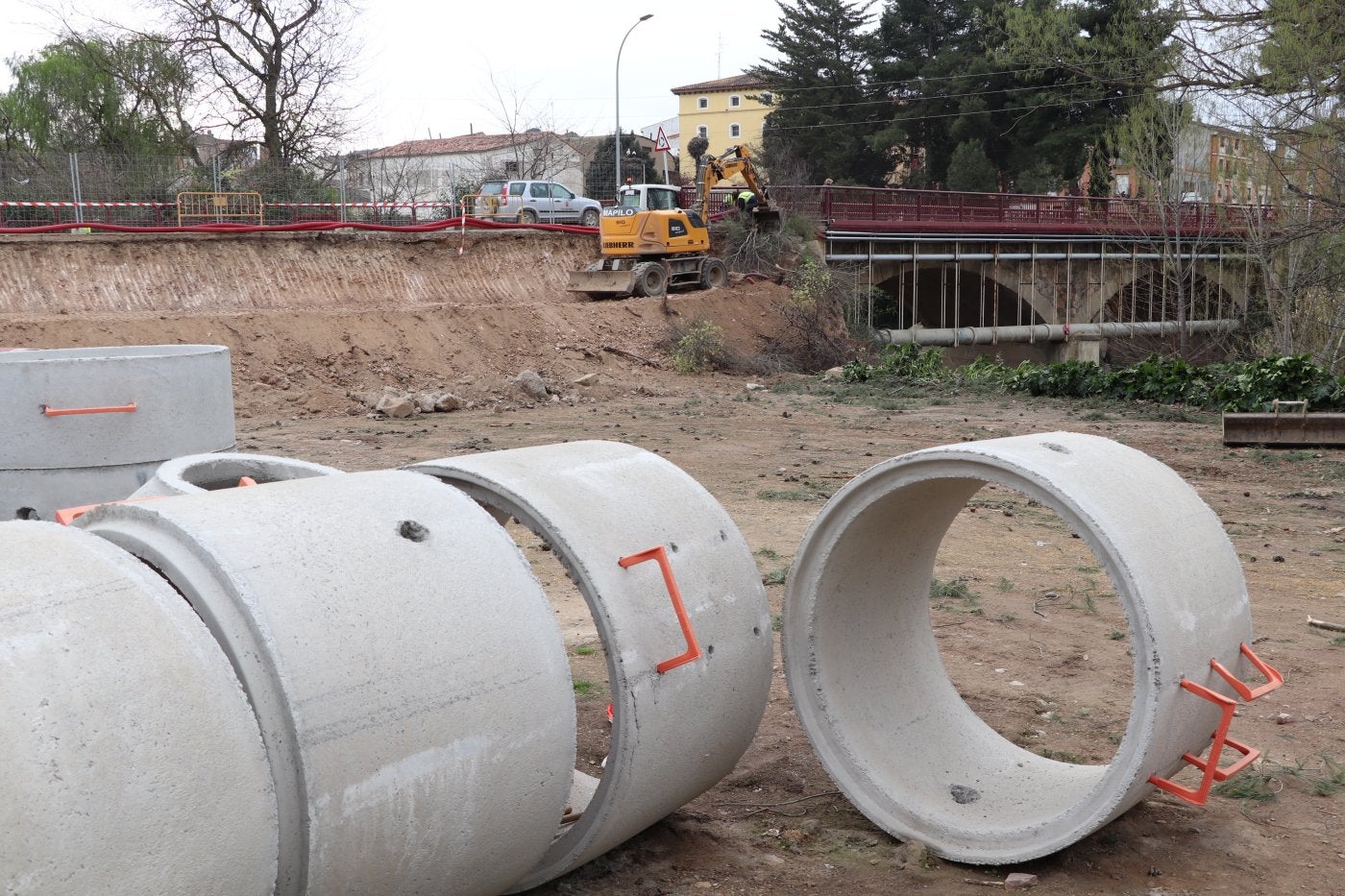 Los trabajos para la segunda fase del colector del río Alhama han comenzado en el puente de la Vía. 