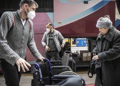Imagen secundaria 1 - Llega el primer autobús de refugiados a La Rioja