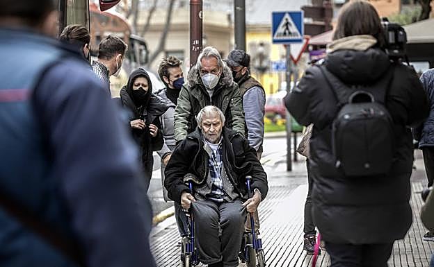Imagen principal - Llega el primer autobús de refugiados a La Rioja