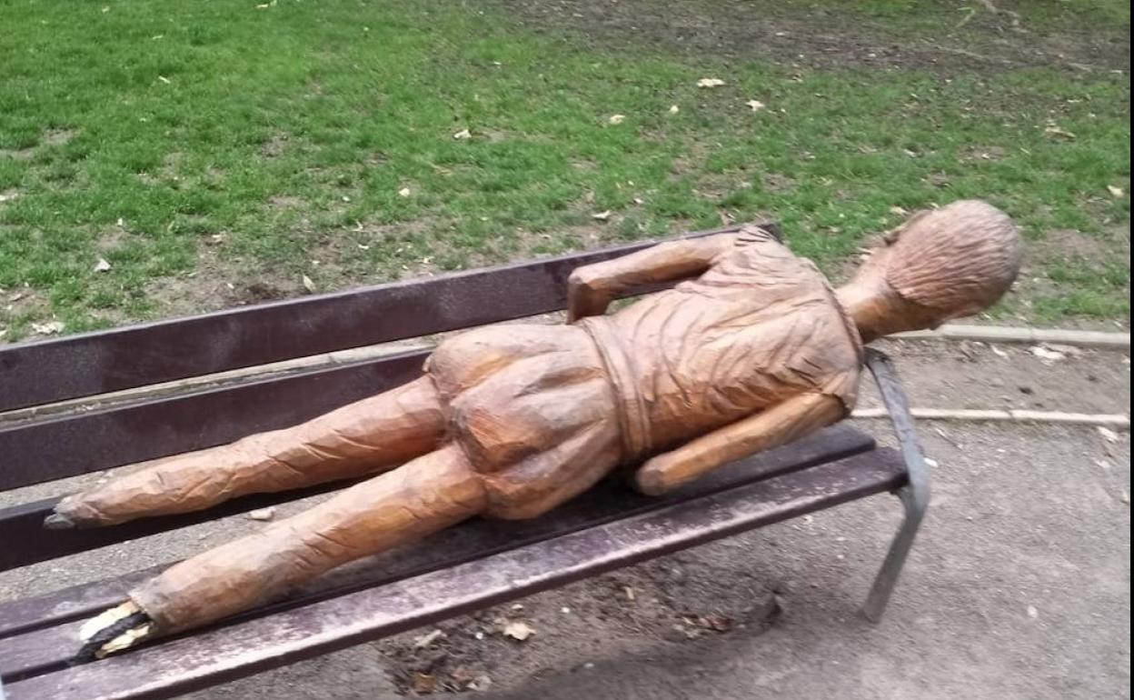 Vuelven a arrancar la estatua de Don Quijote del Parque del Carmen