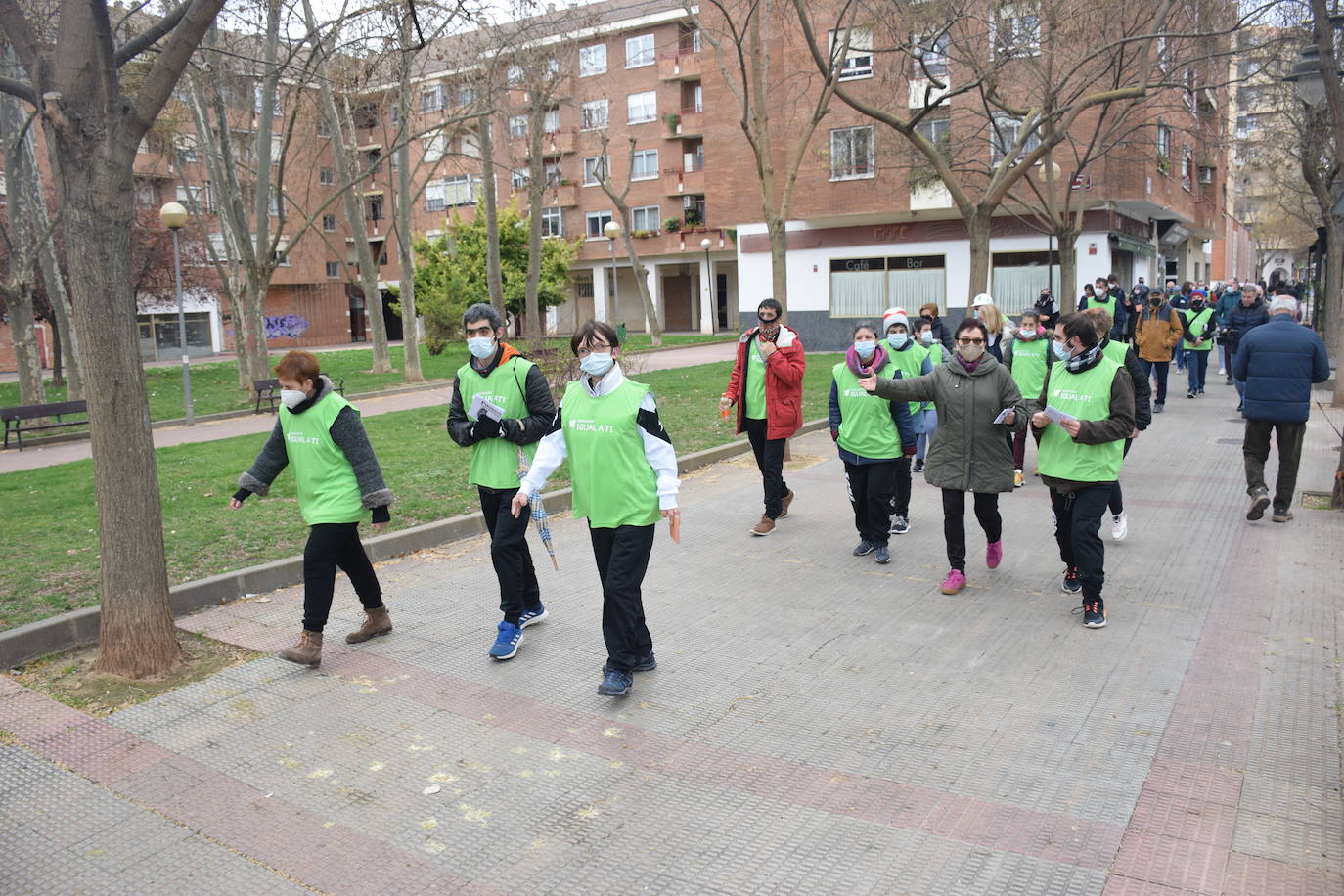 Se reanudan los 'Paseos saludables' del barrio Madre de Dios después de dos años. En este primer paseo han participado 70 personas.