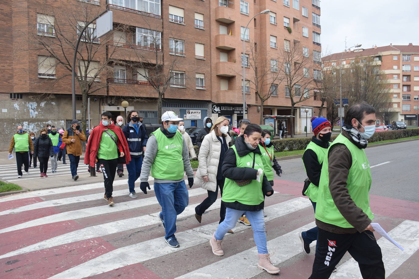 Se reanudan los 'Paseos saludables' del barrio Madre de Dios después de dos años. En este primer paseo han participado 70 personas.