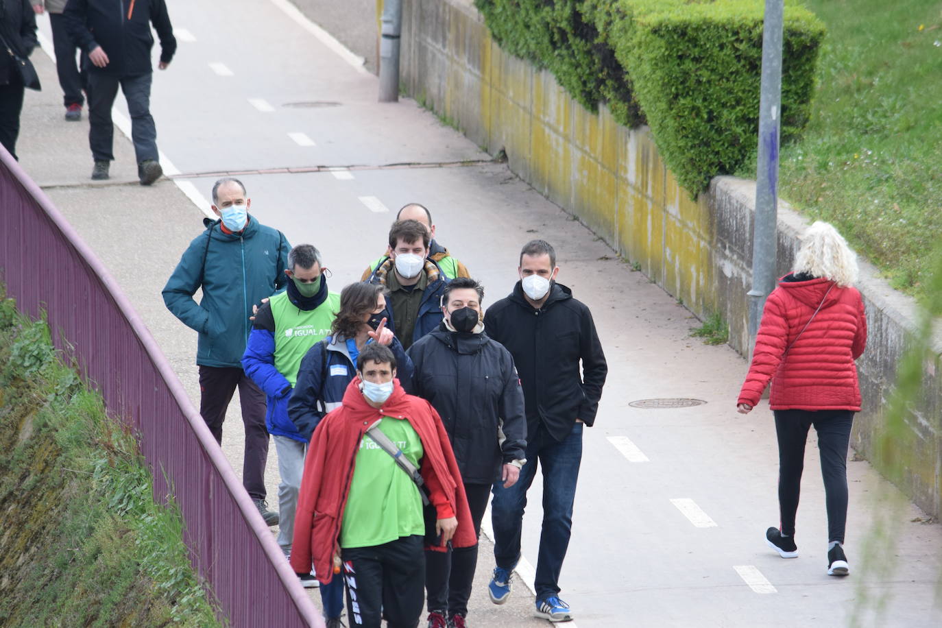 Se reanudan los 'Paseos saludables' del barrio Madre de Dios después de dos años. En este primer paseo han participado 70 personas.