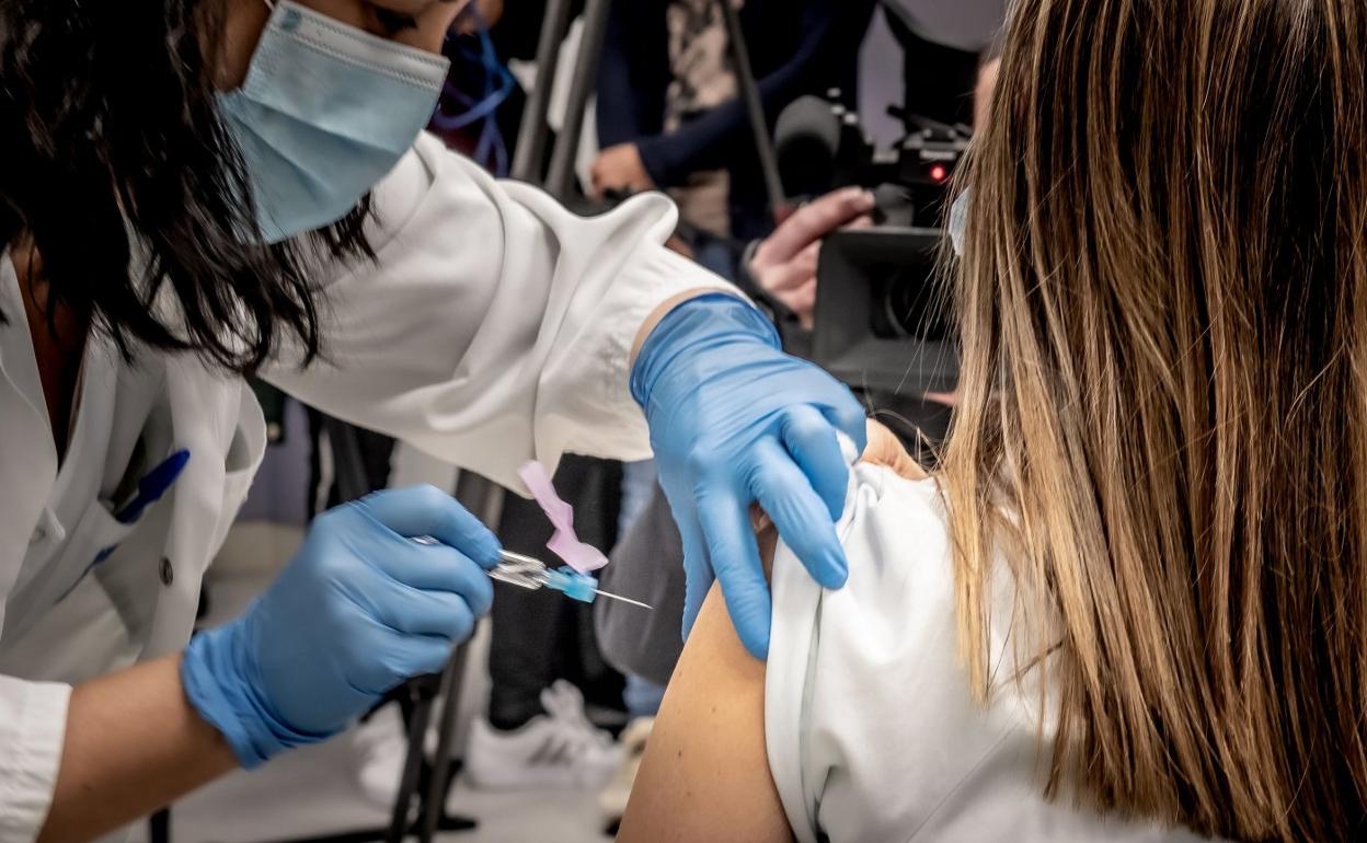 Personal del hospital San Pedro recibe la vacuna frente a la gripe en octubre de 2021. 