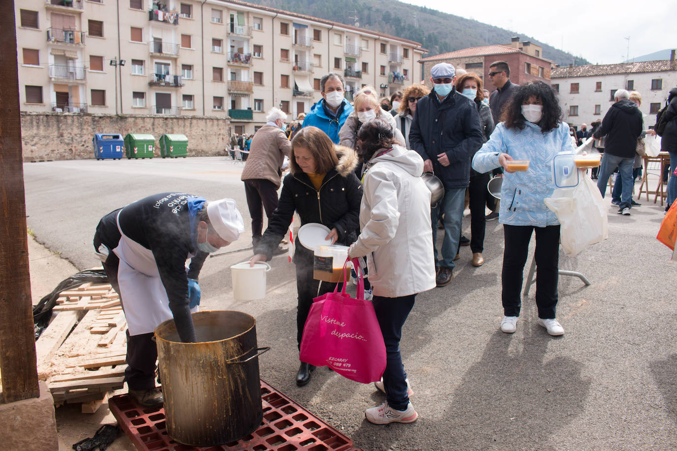 La cofradía de San Benito y Valvanera ha preparado, en 23 calderos, las habas que se han repartido entre el vecindario, en número de unas 7.000 raciones. 