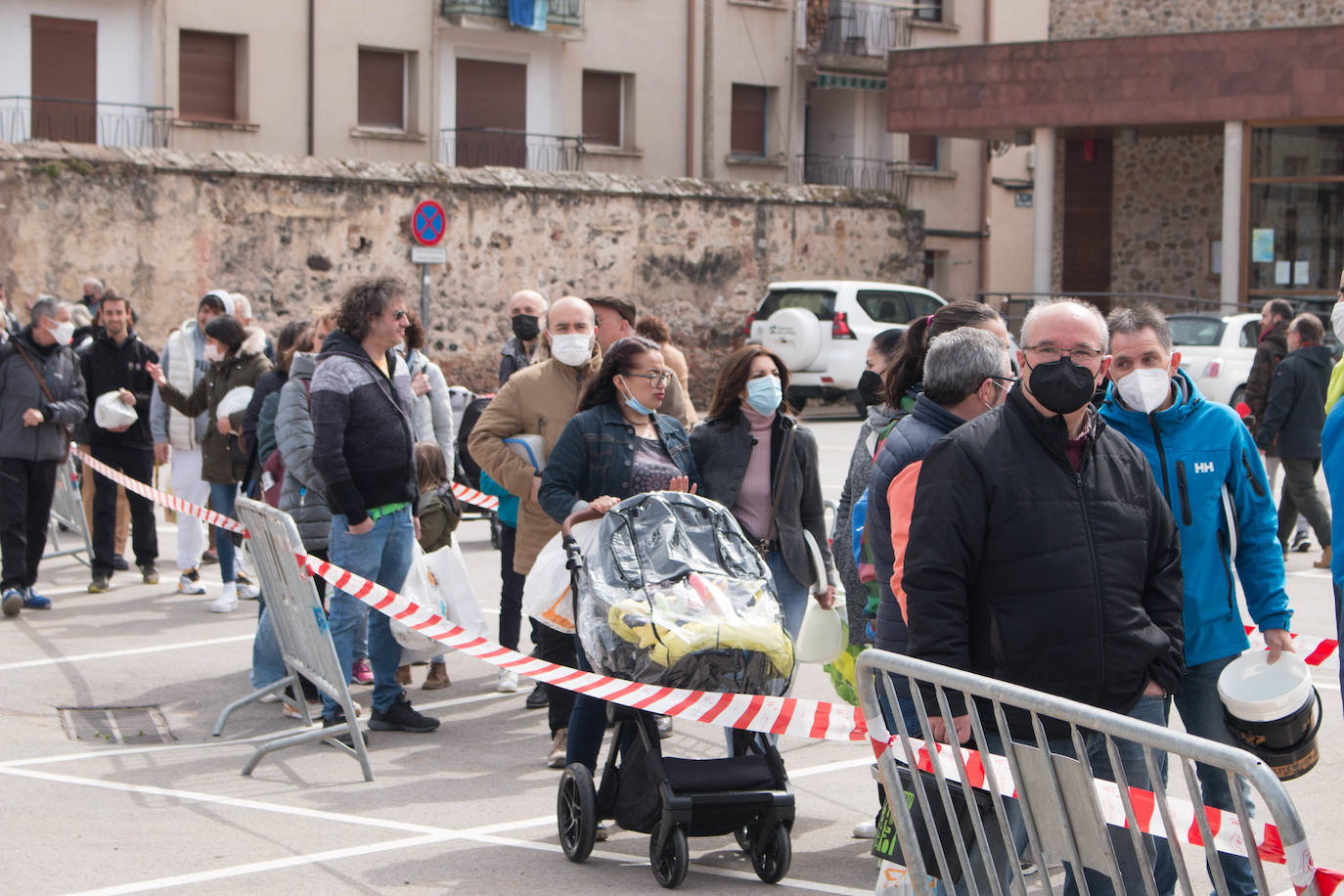 La cofradía de San Benito y Valvanera ha preparado, en 23 calderos, las habas que se han repartido entre el vecindario, en número de unas 7.000 raciones. 