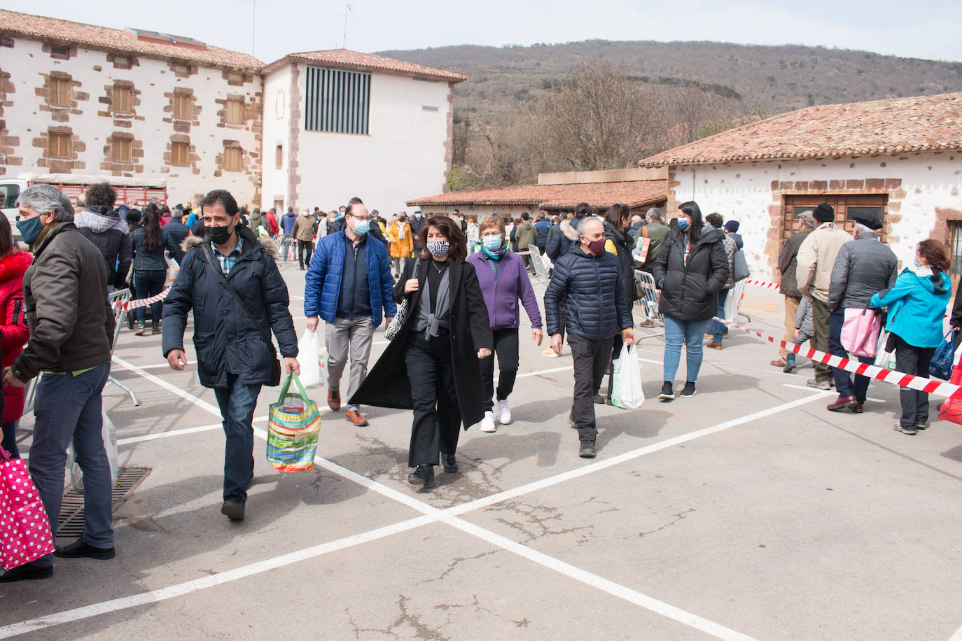 La cofradía de San Benito y Valvanera ha preparado, en 23 calderos, las habas que se han repartido entre el vecindario, en número de unas 7.000 raciones. 