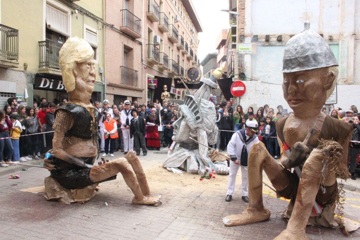 La quema de los judas atrae a cientos de visitantes a la localidad. 