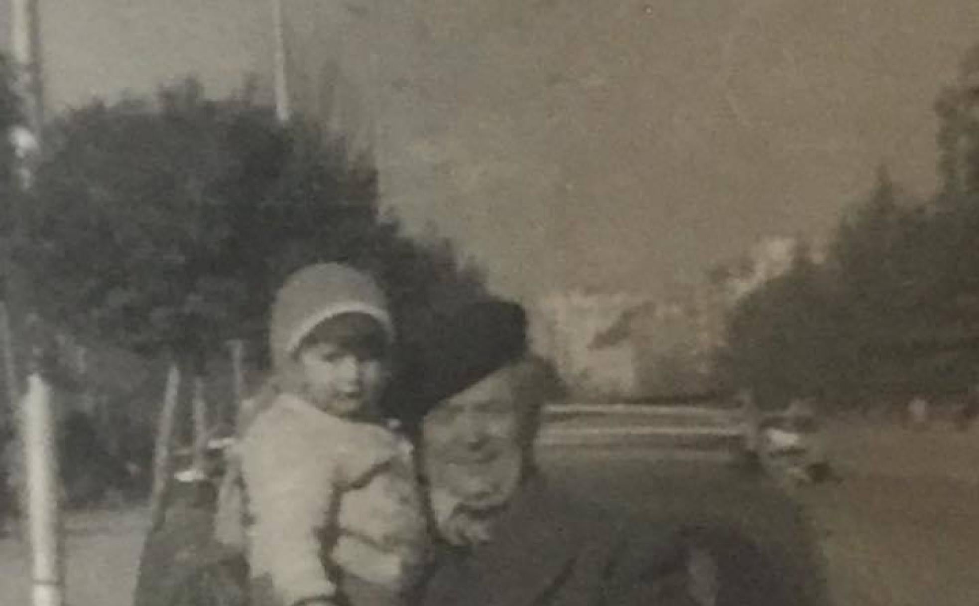 M. J. R. durante su niñez, con su padre.