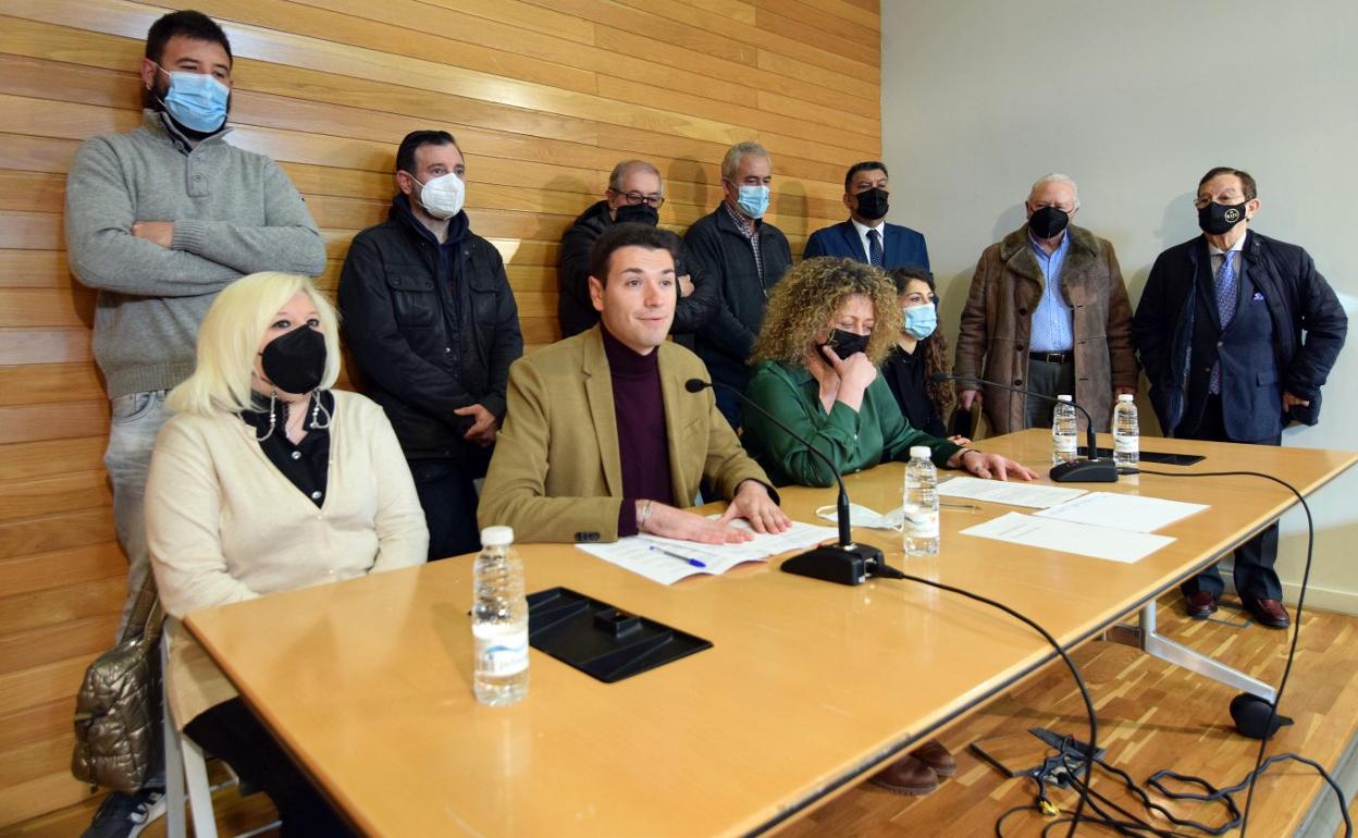 Óscar Reina y Almudena Rueda, en el centro de la mesa, reclaman la celebración de un congreso asambleario. 