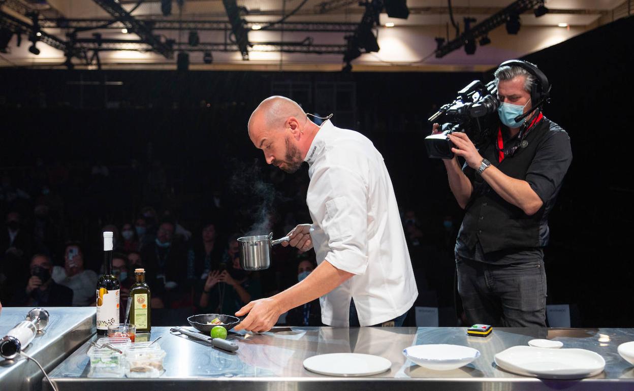 Braulio Simancas, durante el cocinado. 