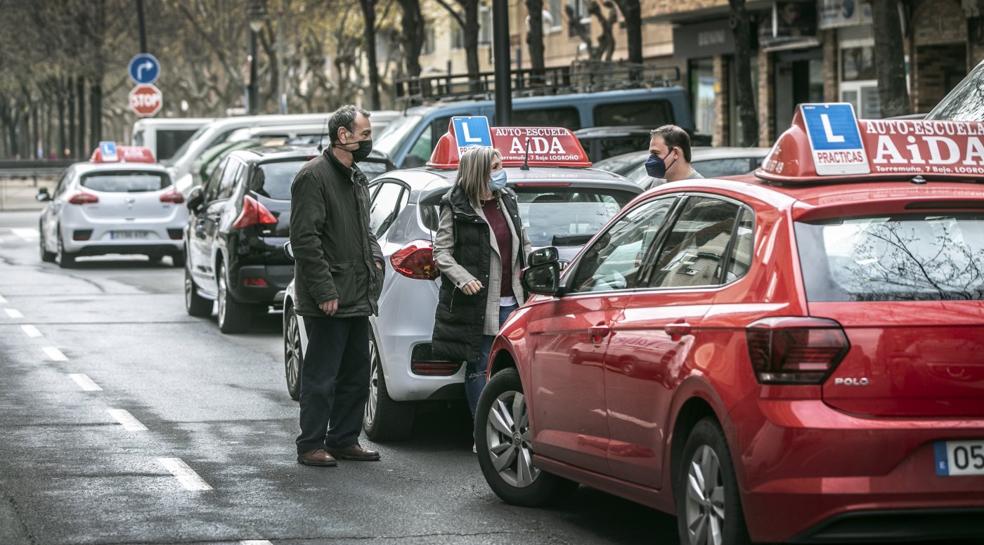 Un alumno antes de iniciar su clase práctica, junto a los responsables de la Autoescuela Aída. 