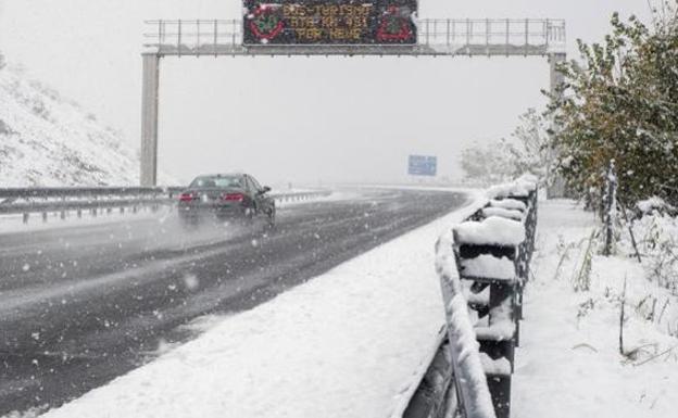 La DGT avisa de qué debes hacer si comienza a nevar y vas en coche