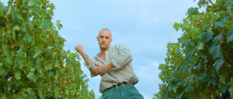 El bailarín y coreógrafo Davo Bezares en una escena de 'Mystery of love'. l.r.