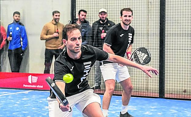 Luis Vergara golpea la pelota en la red, durante la final de Primera del año pasado. 