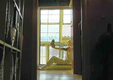 Imagen secundaria 1 - El bailarín y coreógrafo Davo Bezares en dos escenas de 'Mystery of love'. 