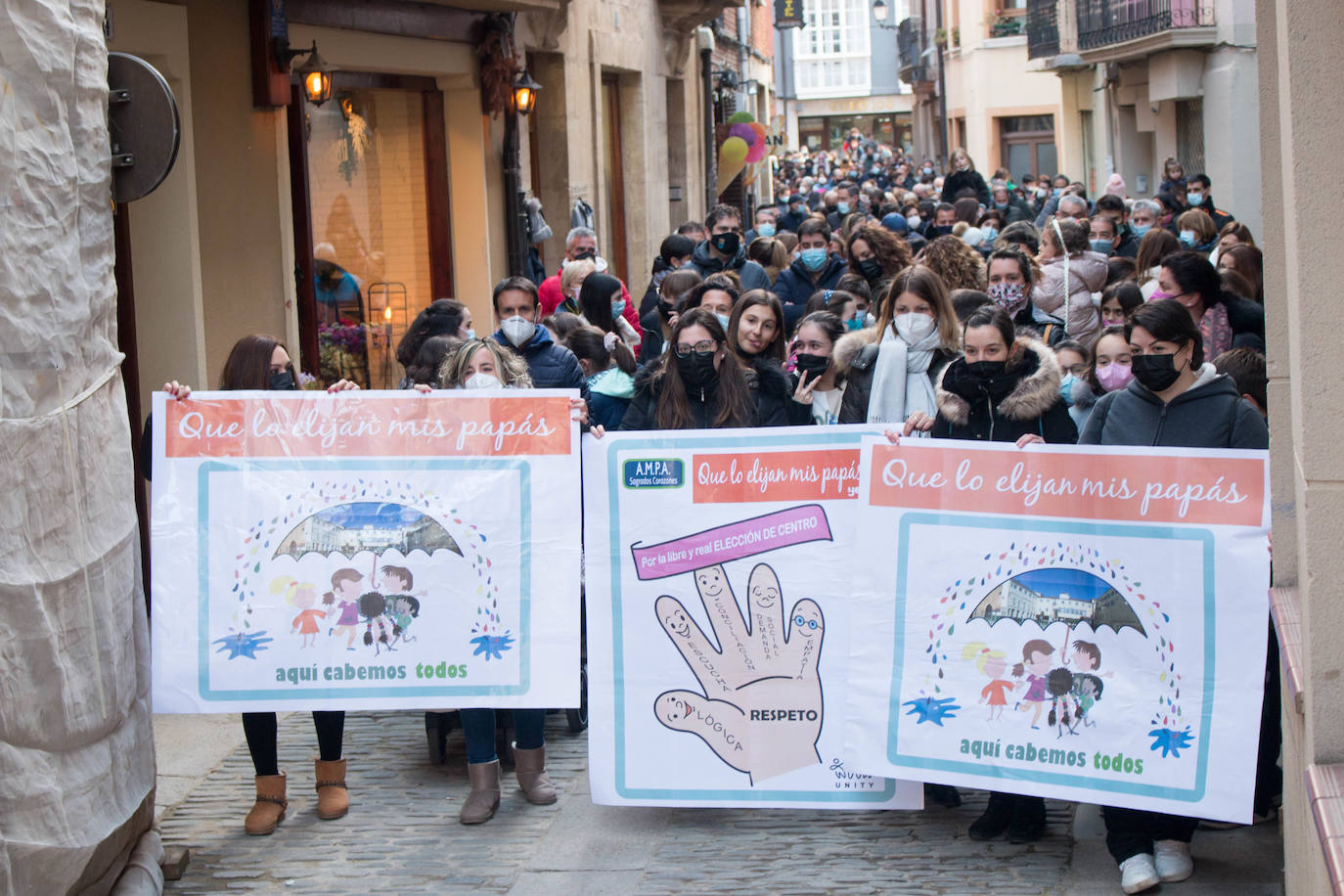 Fotos: Las familias se manifiestan en Santo Domingo de la Calzada por la libre elección de centro