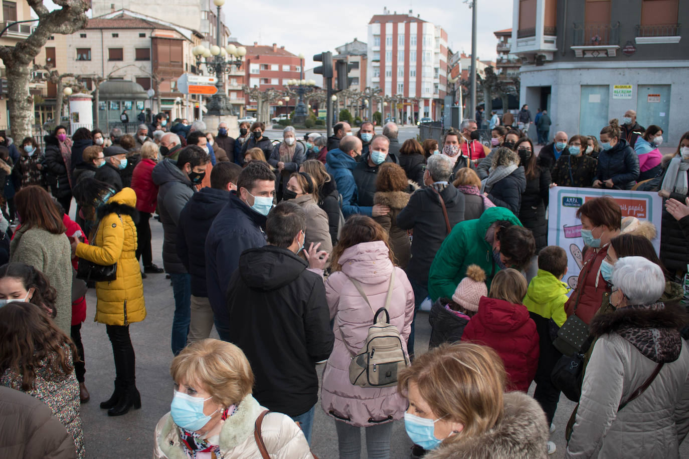 Fotos: Las familias se manifiestan en Santo Domingo de la Calzada por la libre elección de centro