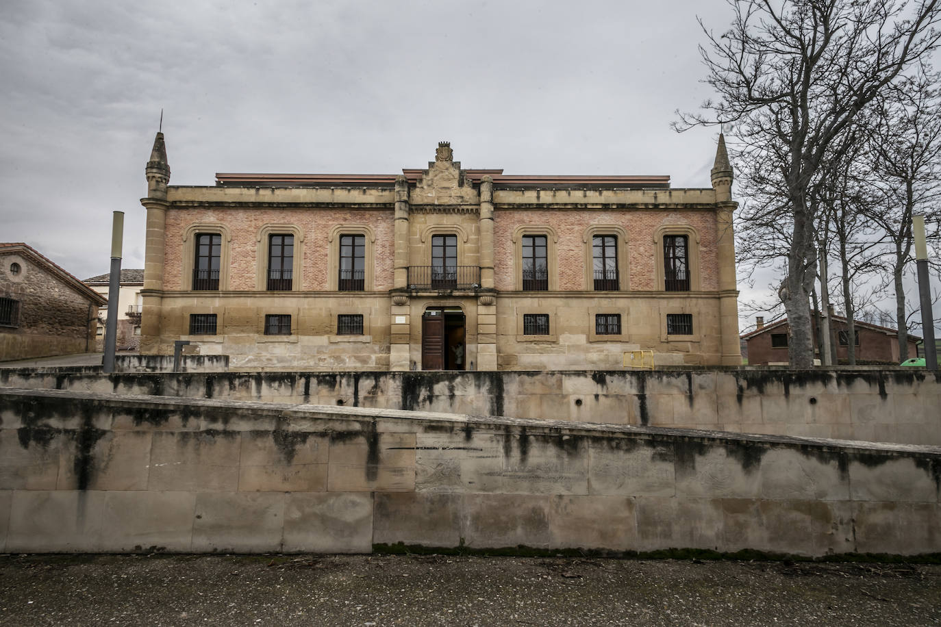 El palacio de los Manso de Zúñiga agonizaba convertido en almacenes y dependencias municipales hasta que, en el año 2003, el Ayuntamiento cedió su uso a la Fundación San Millán para que lo restaurara y lo convirtiera en residencia de estudiantes